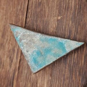 B675 abstract triangular‎ art deco brooch